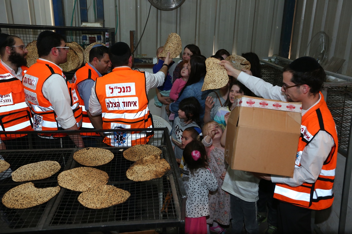 אפיית מצות איחוד הצלה צילום יעקב לדרמן 6