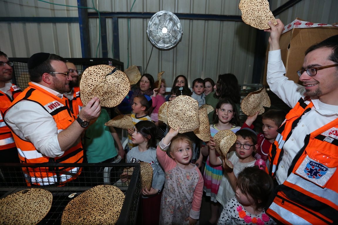 אפיית מצות איחוד הצלה צילום יעקב לדרמן 8 1