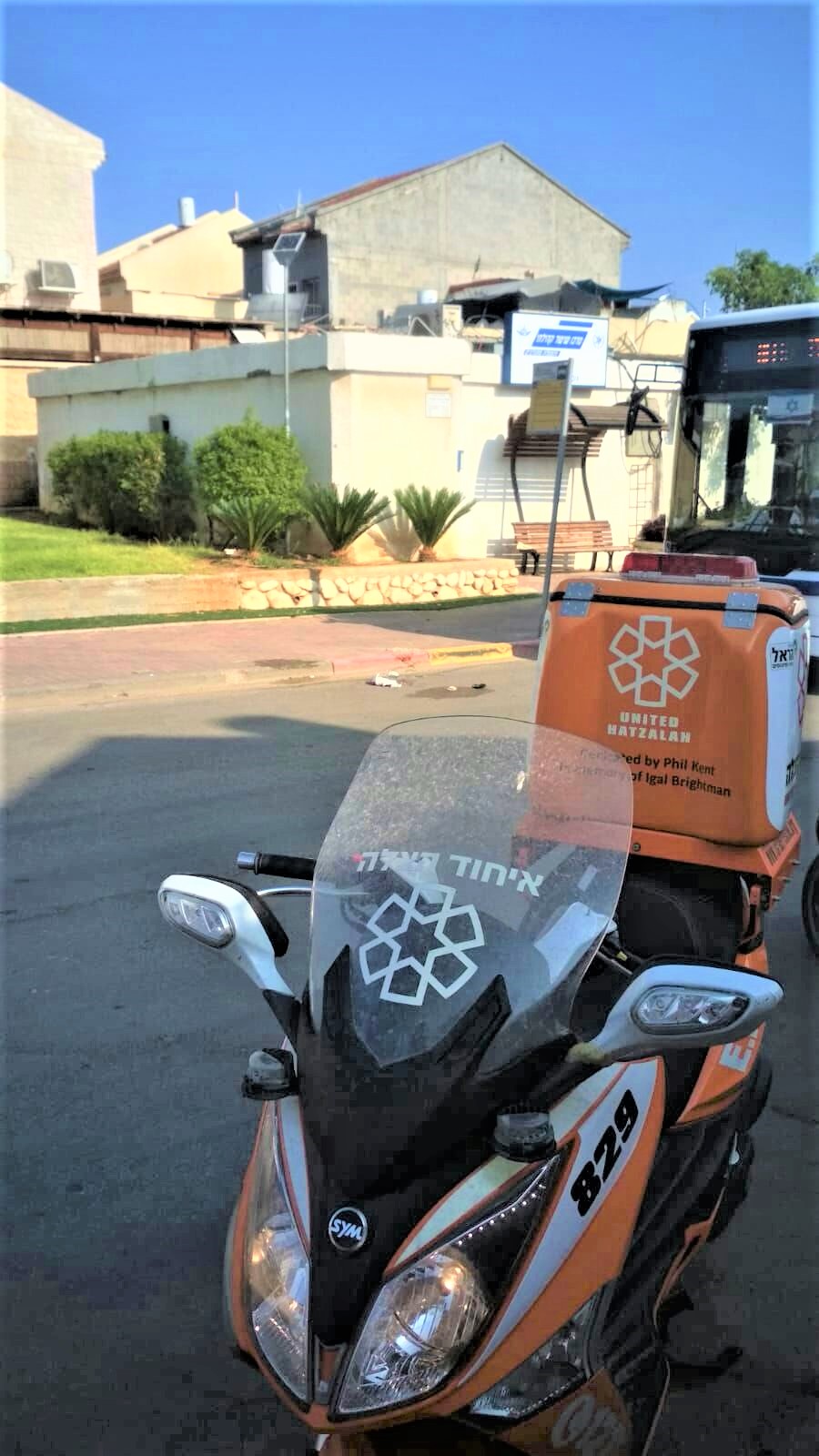 Bus accident Erans ambucycle at the scene