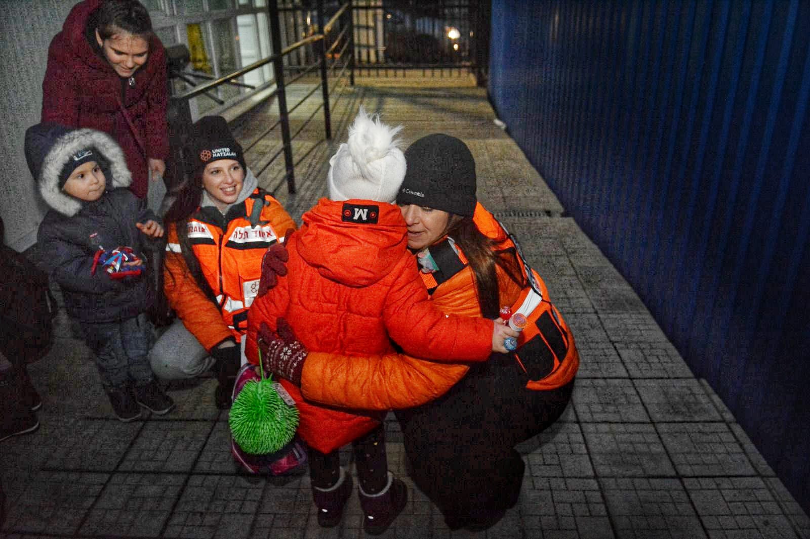 Einat and her daughter Lynn working with Ukrainian refugees at the Moldovan border 1