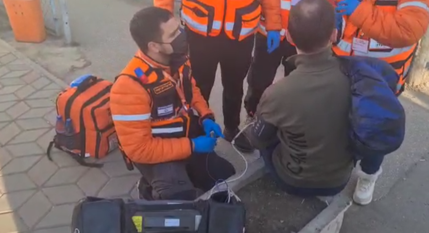 Liad treating a man for chest pain at the Moldovan border with Ukraine near Moligev 1 1