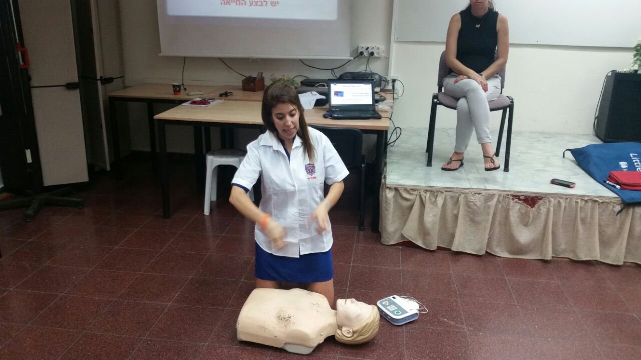 Nechama Loebel teaches EMS class in sign language in Ashdod 3