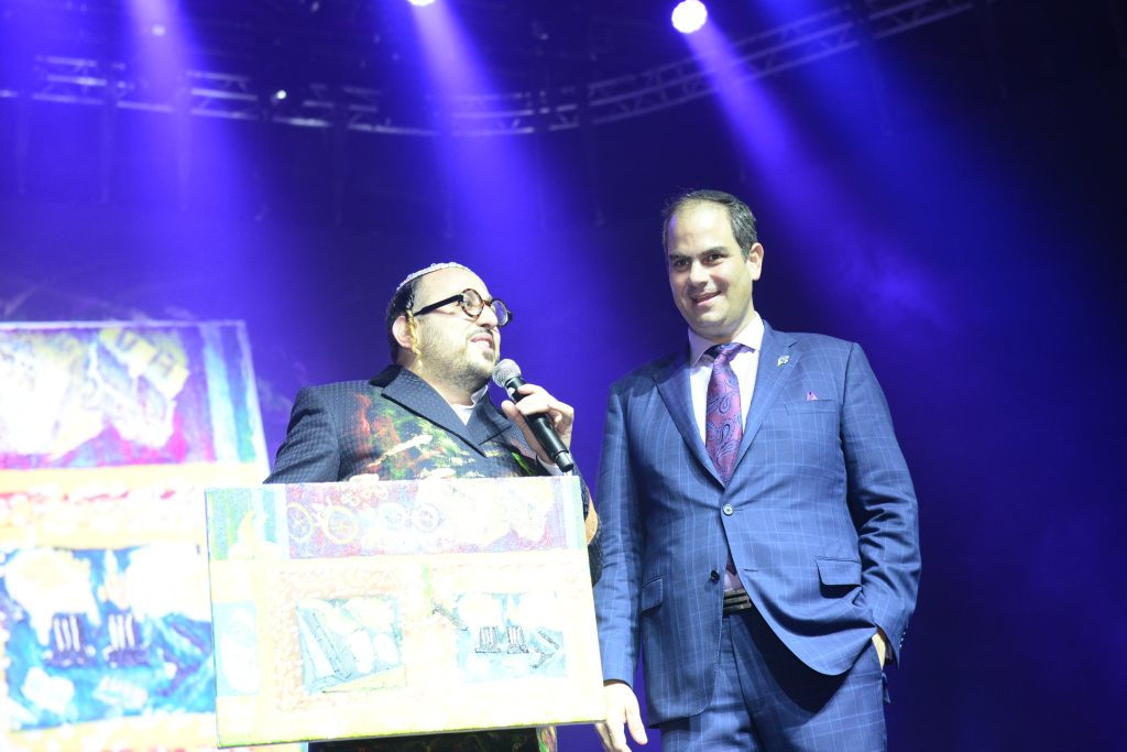 Oren Lumenkrantz with painting resized 1