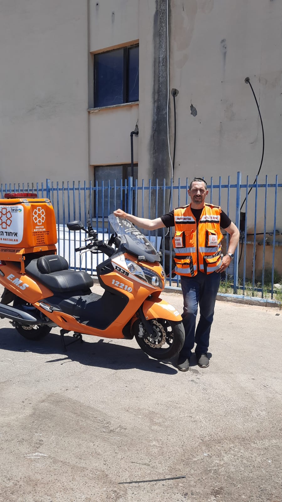 Shlomo Appel and his ambucycle 1