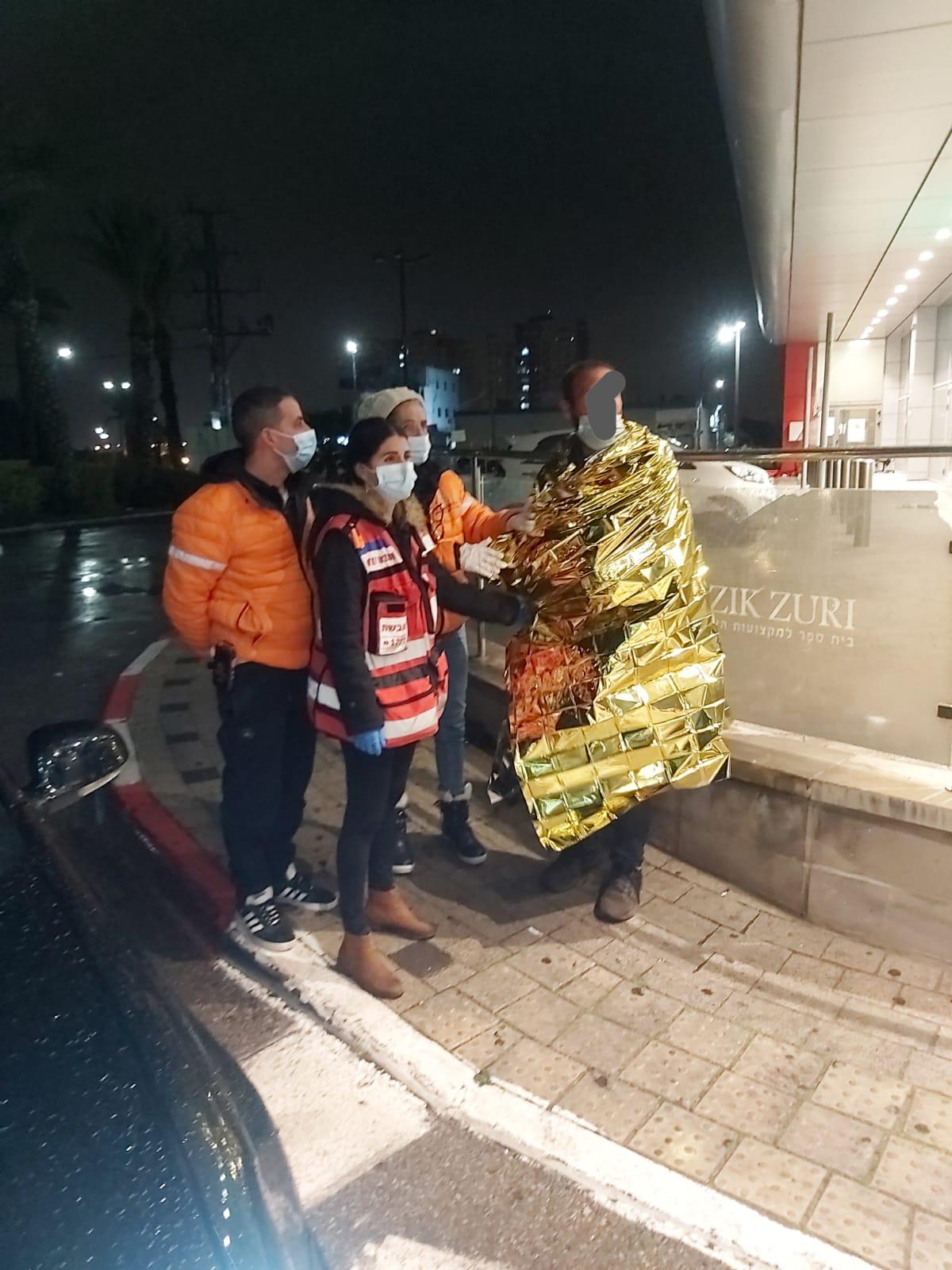 UH volunteers distributing heat blanket in Akko 2