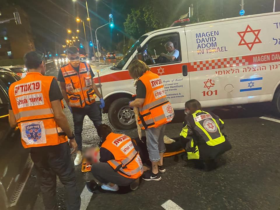 UH volunteers in Raanana treating an injured person with an ambulance team Illustration