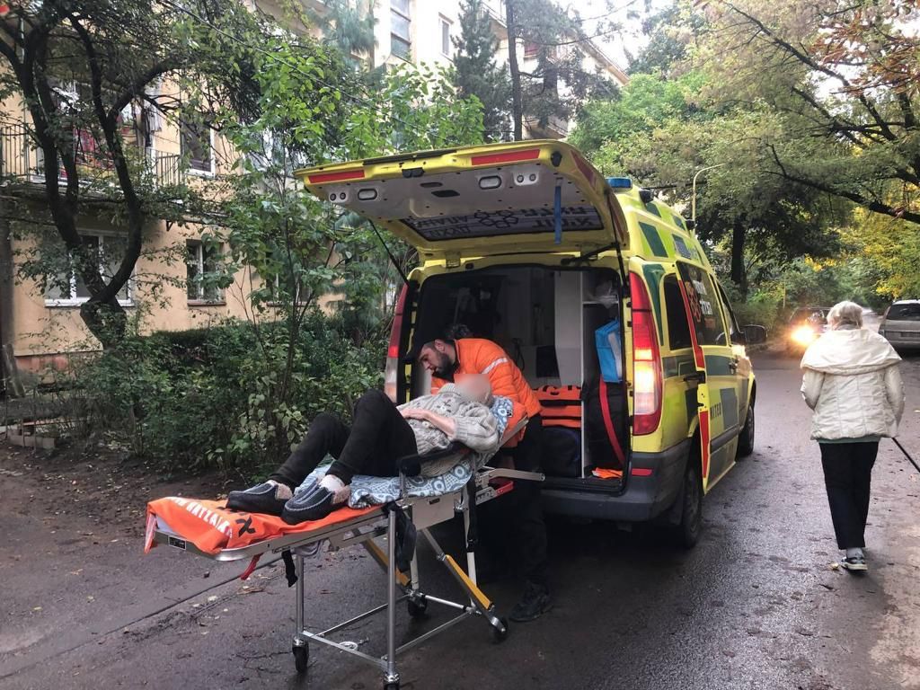 Vadim taking the woman out of the ambulance in Uzghorod censored