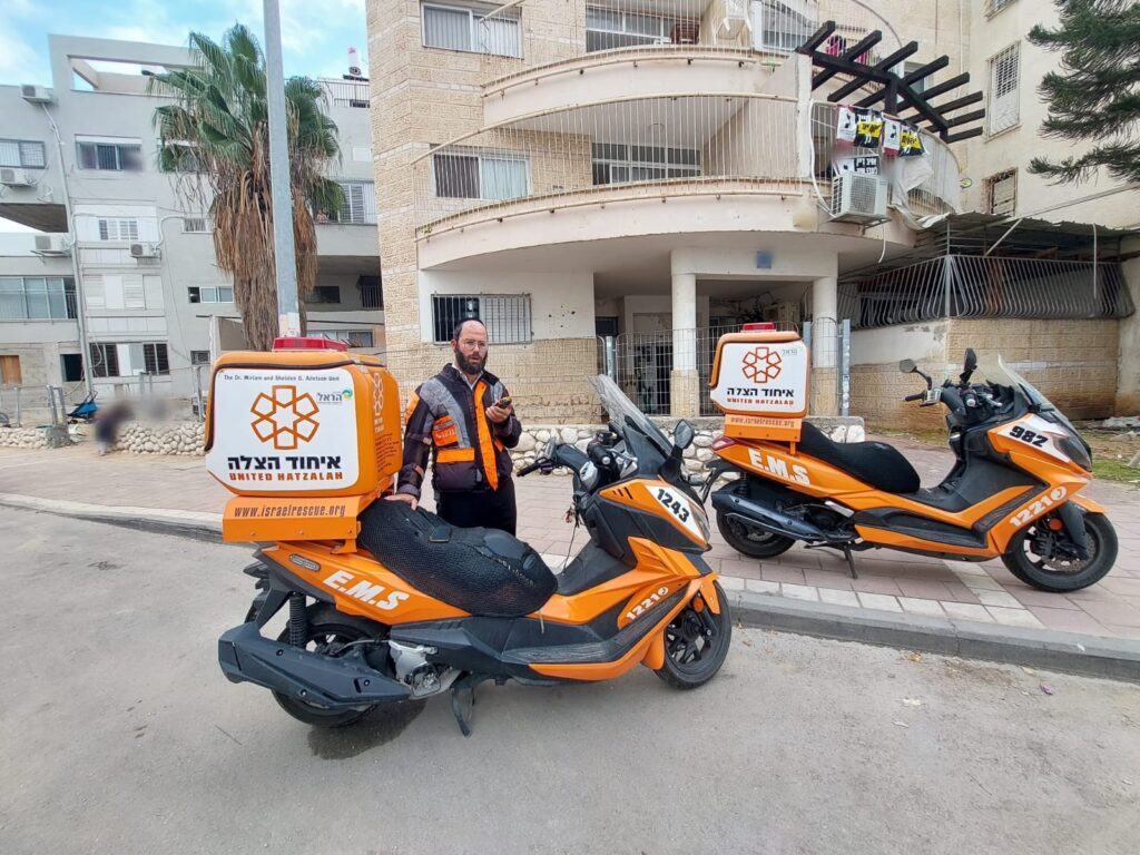 Volunteers in Ashdod responding to a medical emergency 1 1024x768 1