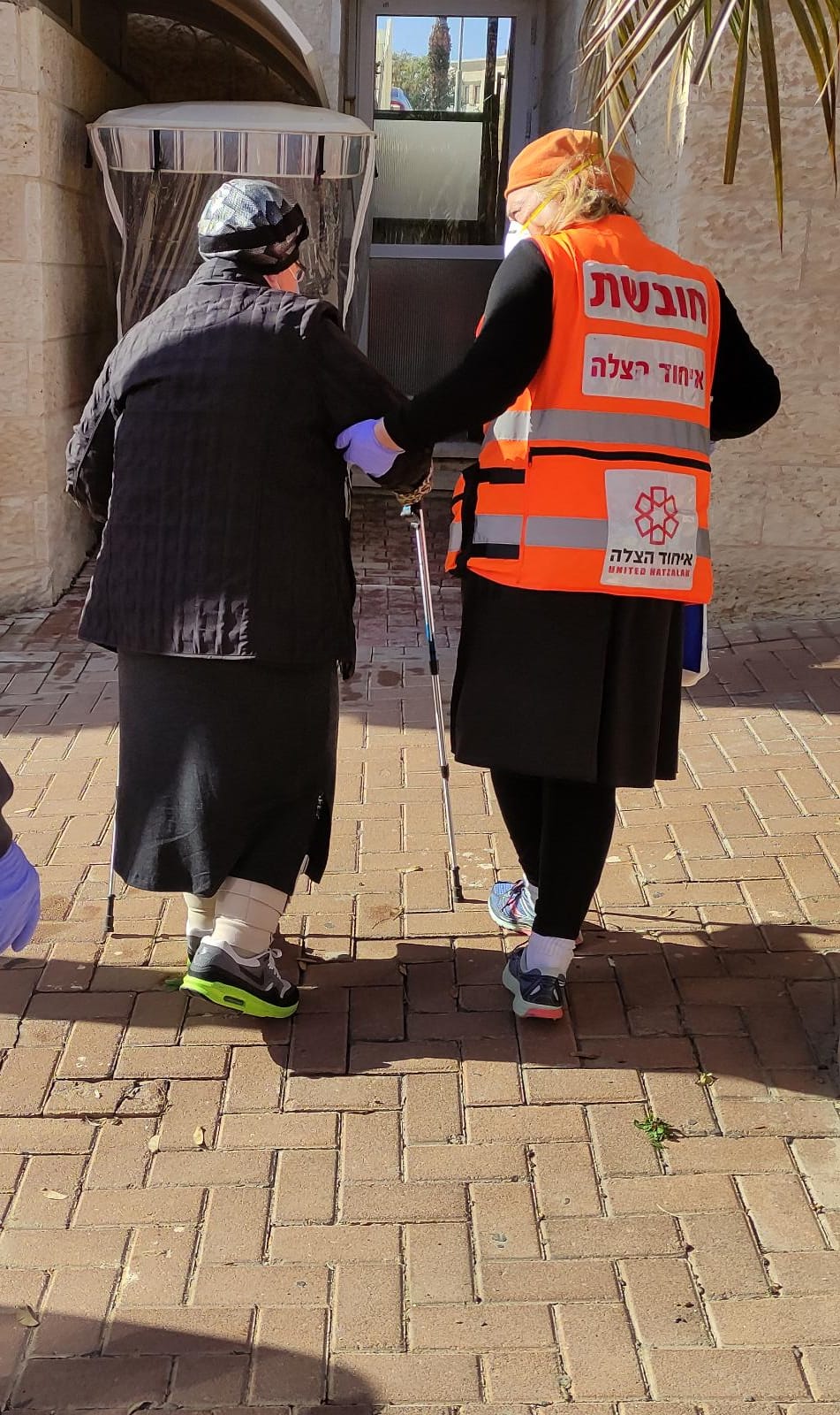 elderly woman being brought by a UH volunteer to get her vaccine in Maaleh Adumim 1