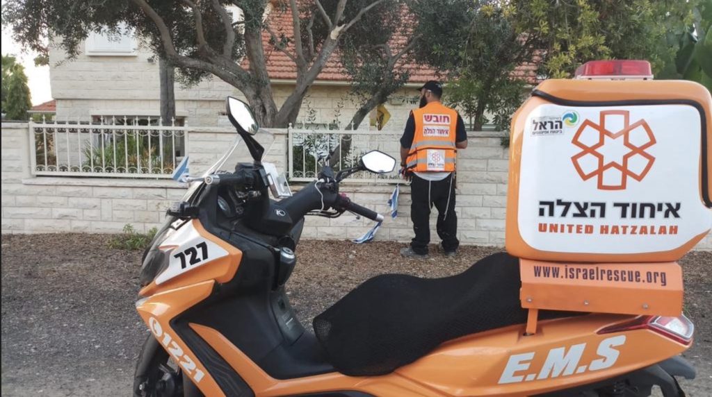 A United Hatzalah volunteer responding to an emergency in Kfar Saba 1024x572 1