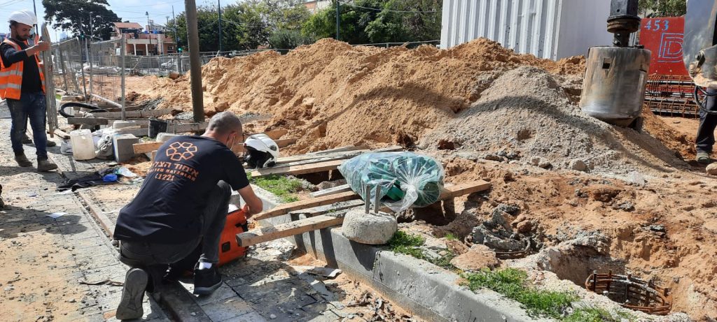 A United Hatzalah volunteer responds to a falling injury illustration 1024x461 1