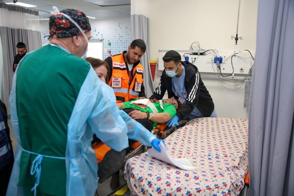 Bringing one of the simulated patients to the hospital in Mayanei Hayeshua 1024x683 1