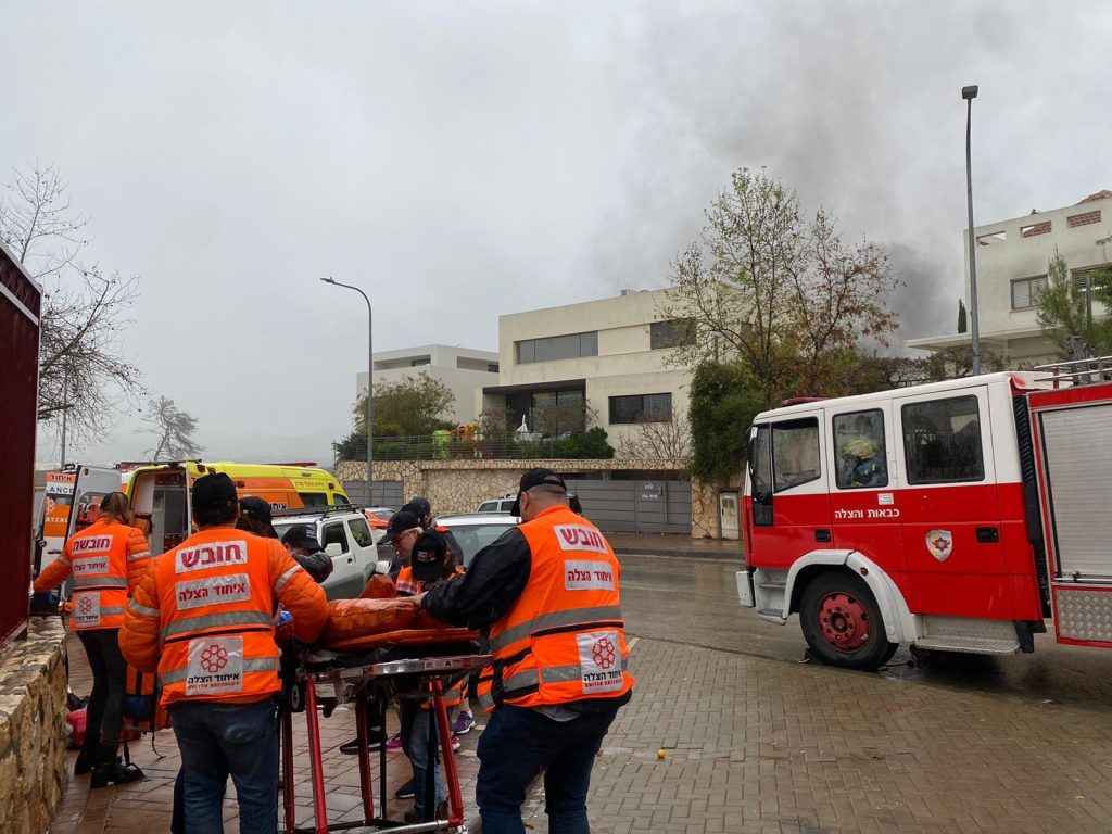 United Hatzalah volunteers transporting the injured after firefighters rescued them from a simulated burning building 1024x768 1