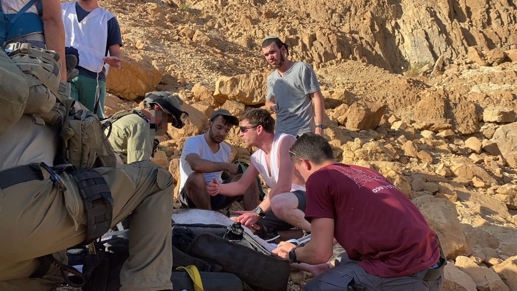 Chemi Trachtenberg providing medical treatment to Shmuel Vaknin together with soldiers from the IDFs 669 Unit 1024x576 1