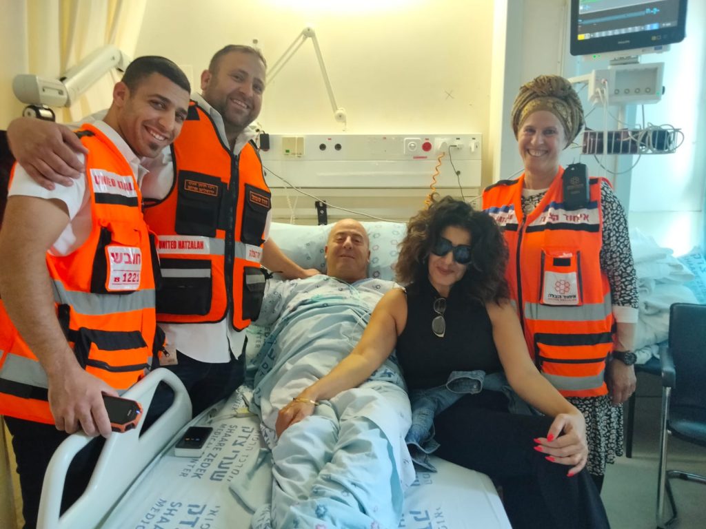 from left to right EMTs Asher Elmasi and David Sfedj with Yosef and Chedva Cohen and EMT Joelle Cohen 1024x768 1
