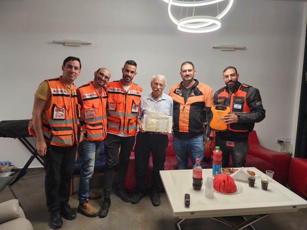 The volunteers who came to the rescue of Avner Barak center and saved his life. 1024x768 1