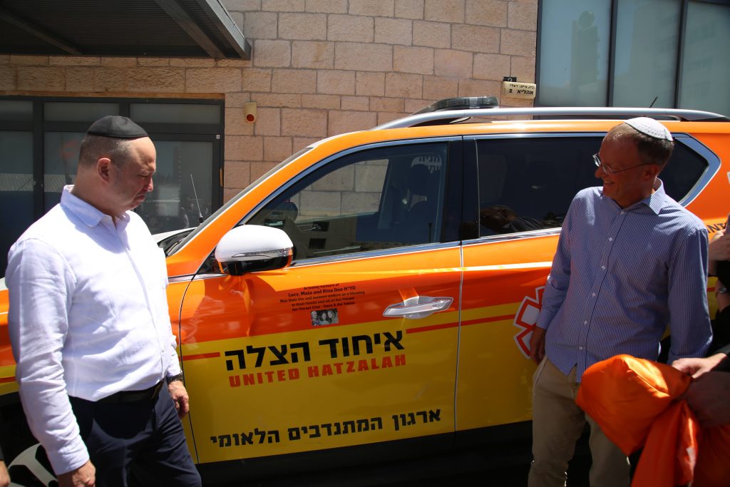 Avi Tobias and Rabbi Leo Dee standing next to the vehicle 1024x683 1