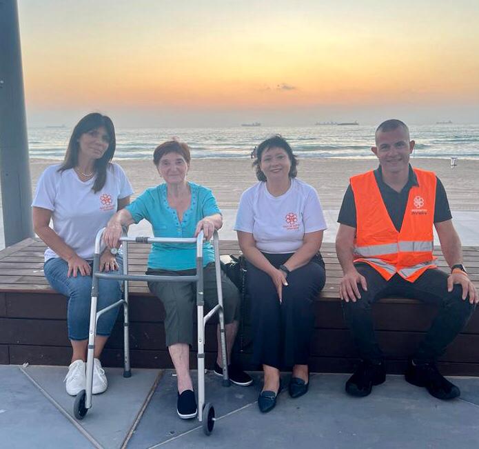 UH Ten Kavd volunteers with Mina s2nd from left on the beach