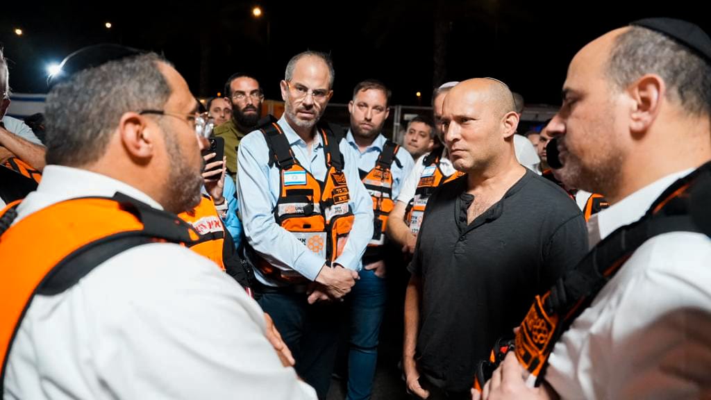 Former Prime Minister Bennett talking with Uriel Balams leader of the Psychotrauma and Crisis Response Unit