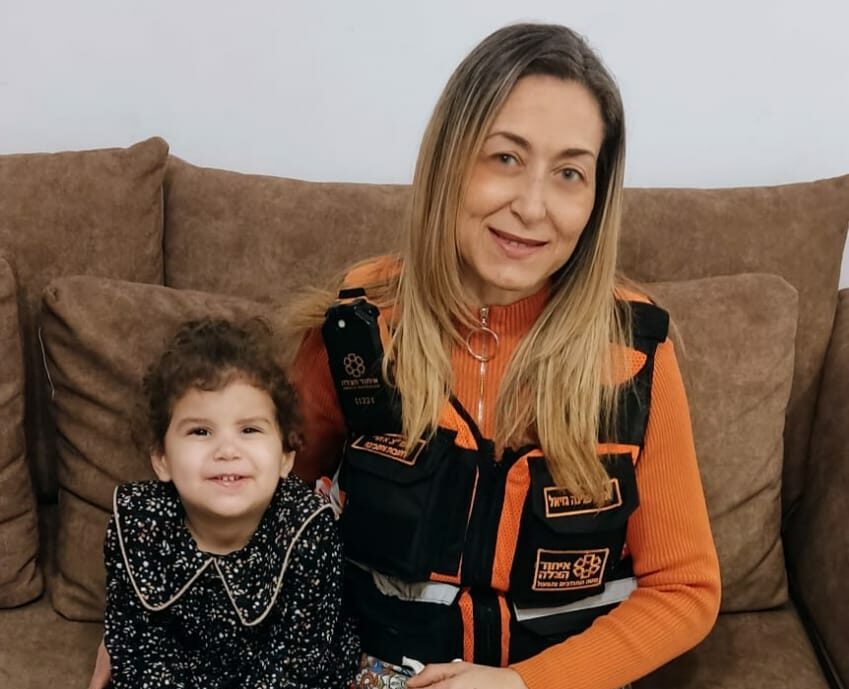 Adele right with her niece after the incident e1704976372131