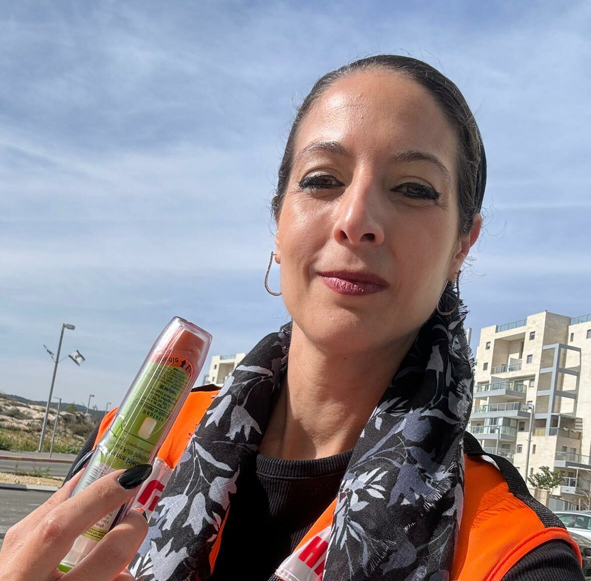 Keren Foster holding an EpiPen e1704976261554